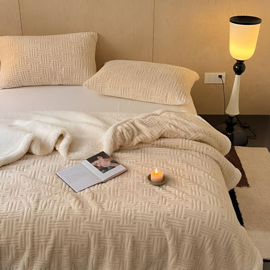 Aveline Plush Blanket – Ultra-Soft Velvet Serenity