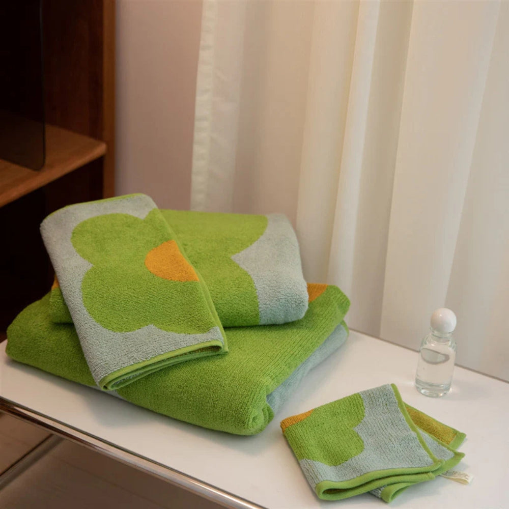 BloomCotton Floral Towel – Soft Lightness with a Playful Touch