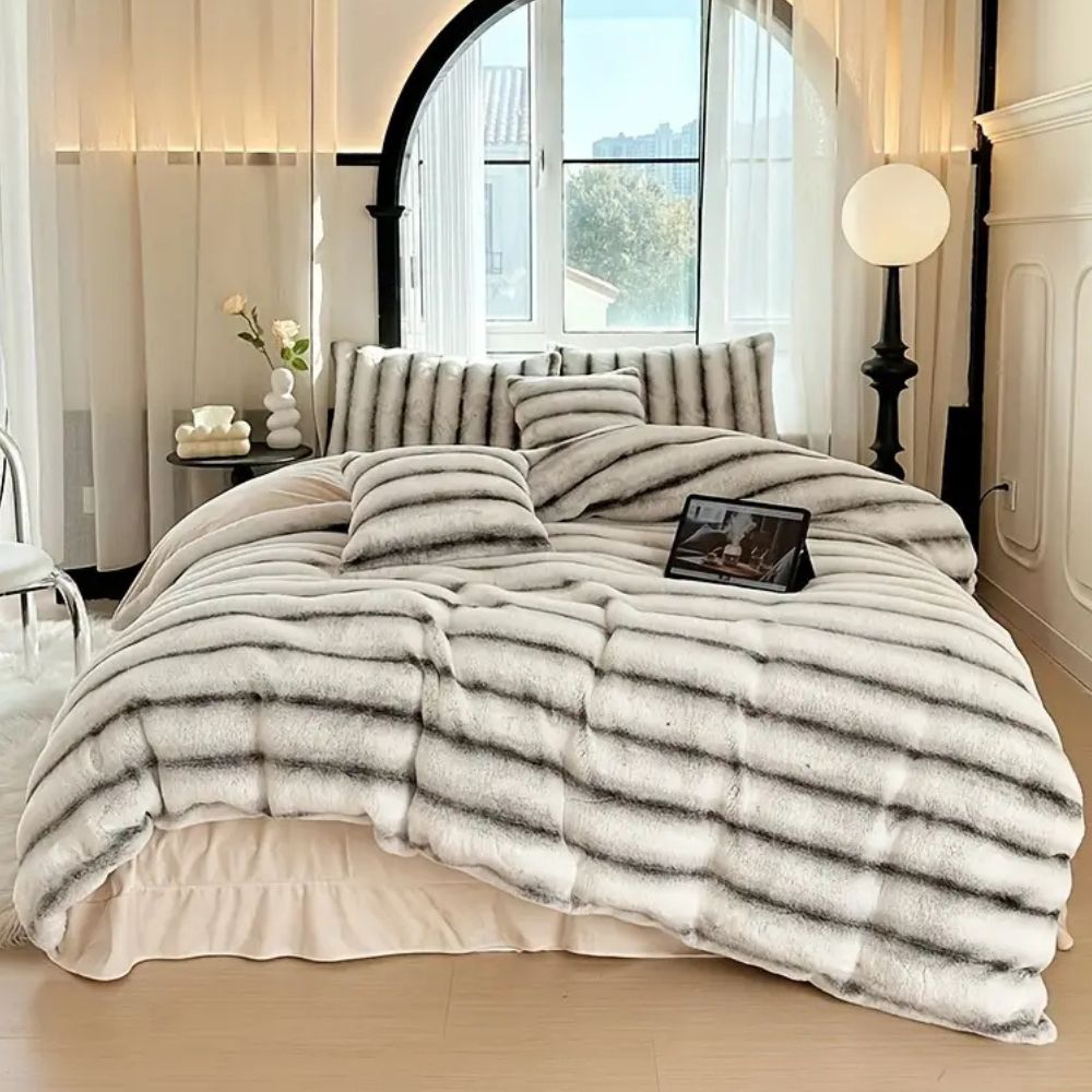 Marivelle Faux Fur Blanket – Ruched Velvet Softness