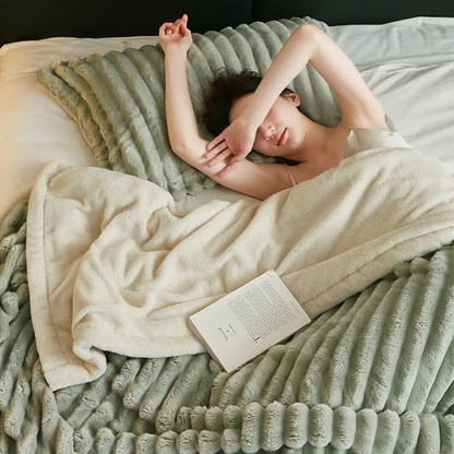 Noelle Faux Fur Blanket – Snuggly Fleece Comfort