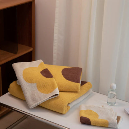 BloomCotton Floral Towel – Soft Lightness with a Playful Touch