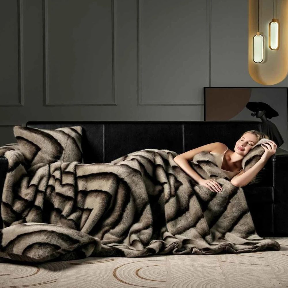 Marivelle Faux Fur Blanket – Ruched Velvet Softness