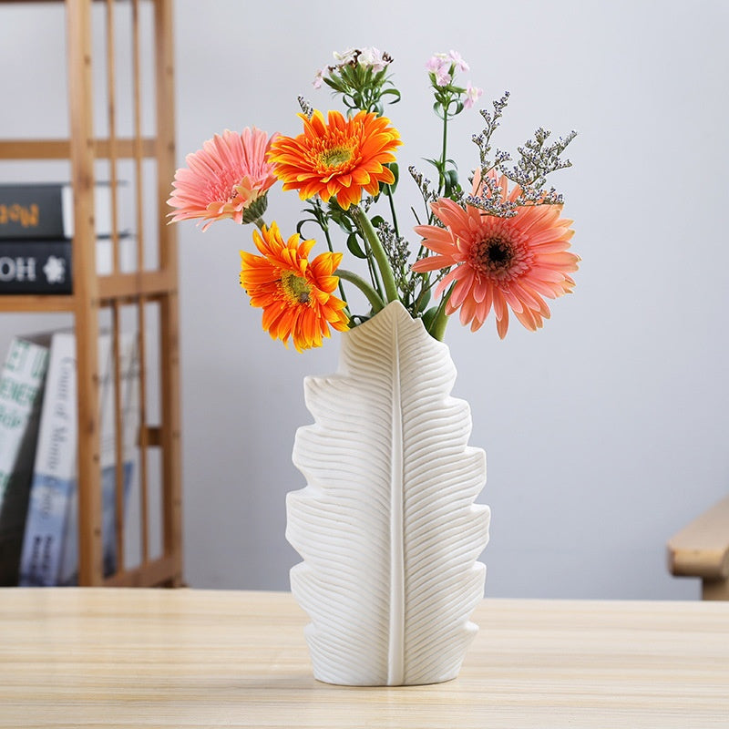 LeafeForm Nordic Ceramic Vase – Sculptural Matte Stoneware for Modern Shelves