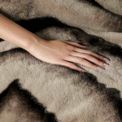 Marivelle Faux Fur Blanket – Ruched Velvet Softness