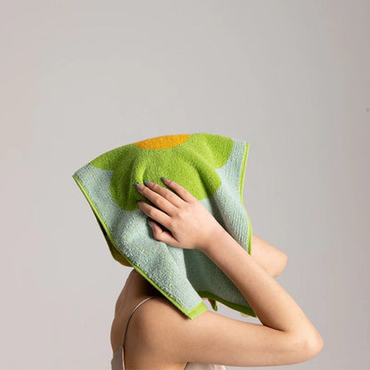BloomCotton Floral Towel – Soft Lightness with a Playful Touch