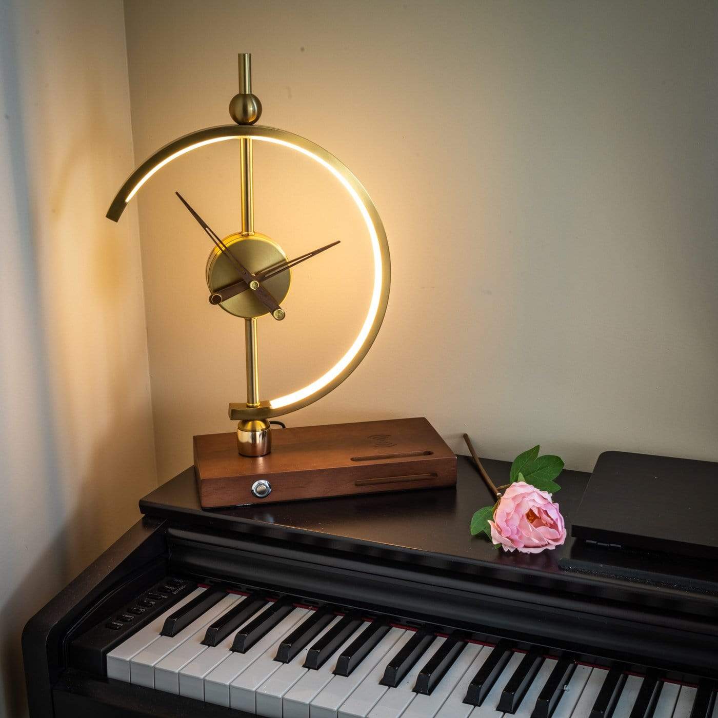 NokoriLight Desk Companion – Luxury Lamp, Clock & Wireless Charger